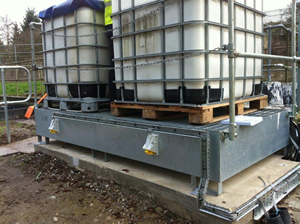 Container bund for magnesium hydroxide containers for controlling pH levels, together with concrete base
