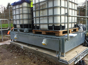 Container bund for magnesium hydroxide containers for controlling pH levels, together with concrete base Container bund for magnesium hydroxide containers for controlling pH levels, together with concrete base